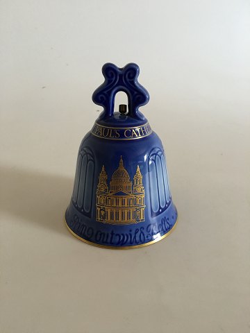 Bing & Grondahl Large Christmas Bell from 1977
Measures 13cm / 5 1/8".