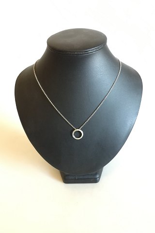 Chain in 14K. White gold with round pendant with 30 small stones