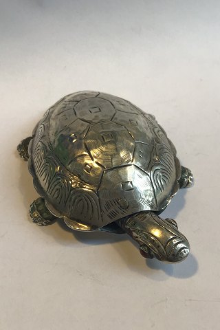 Turtle of silver with a moving head.
