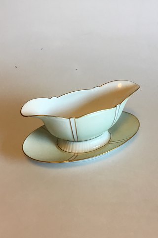 Bing & Grondahl Service with green decoration with gold on form 507(Herregaard) 
Gravy Boat