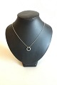 Chain in 14K. White gold with round pendant with 30 small stones