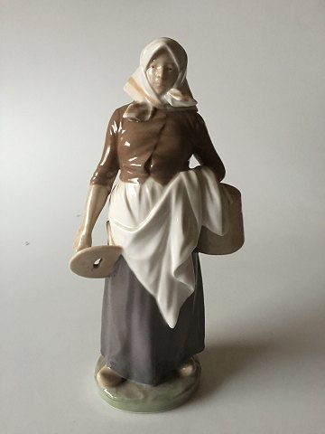 Royal Copenhagen Figurine Milkmaid No 899