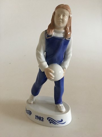 Bing & Grondahl Annual figurine of a Young Girl with a ball from 1982