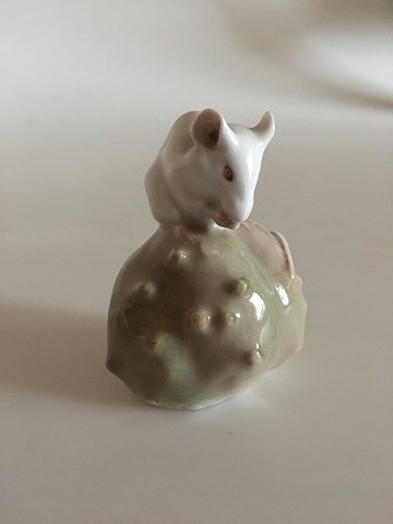 Royal Copenhagen Figurine Mouse on Nut No 511. Measures 7cm and is in good 
condition. Designed by Erik Nielsen.
