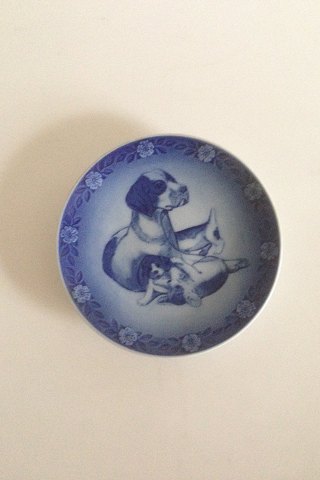 Royal Copenhagen Mors Day Plate from 1986 dog motif