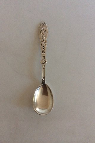 Thorvald Bindesbøll Sugar Spoon in Silver
Måler 15,5cm / 6 1/10"