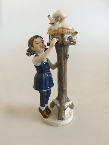 Royal Copenhagen Annual Figurine 2001 "Girl at Bird Table" No 757