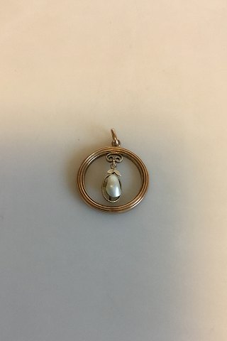 Pendant in 8K gold with pearl shell
