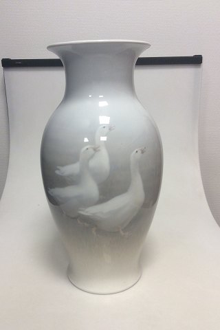 Royal Copenhagen Unique vase by Gotfred Rode from 8th of October 1927 with Geese