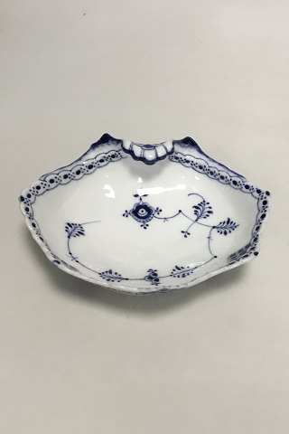 Royal Copenhagen Blue Fluted Half Lace Mussel-shaped Dish No 556