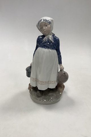 Royal Copenhagen Figurine Peasant girl with lunch No 815