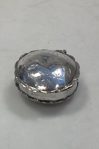 Antique pill box / snuff box in silver
