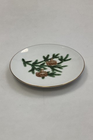 Bing and Grondahl Christmas theme plate 2816/5709 - Baskets on a pine branch