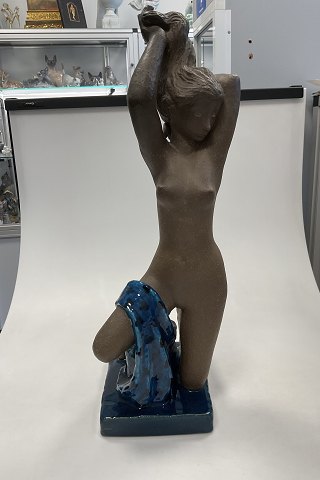 Royal Copenhagen Johannes Hedegaard Figurine "After the Bath" No 21811