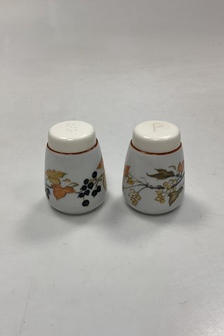 Mads Stage Hunting Dinnerware Salt and Pepper Set