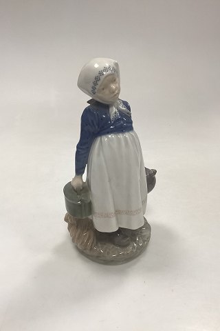 Royal Copenhagen Figurine Peasant girl with lunch No. 815