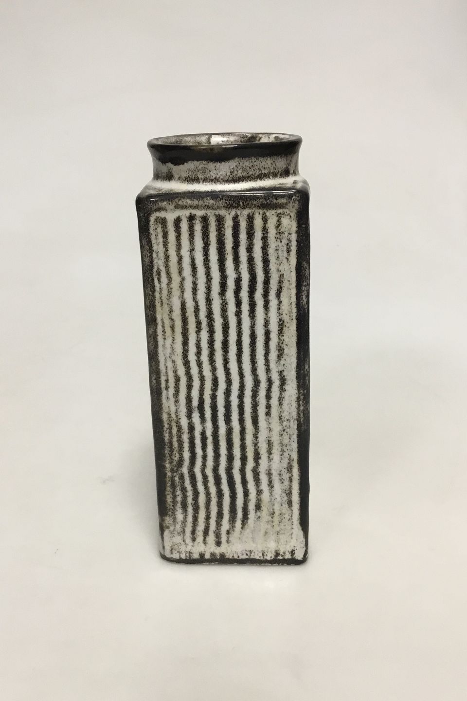 Ernest Shackleton Creep varsel Danam Antik * Kähler Square Stoneware Vase with White/Black decoration