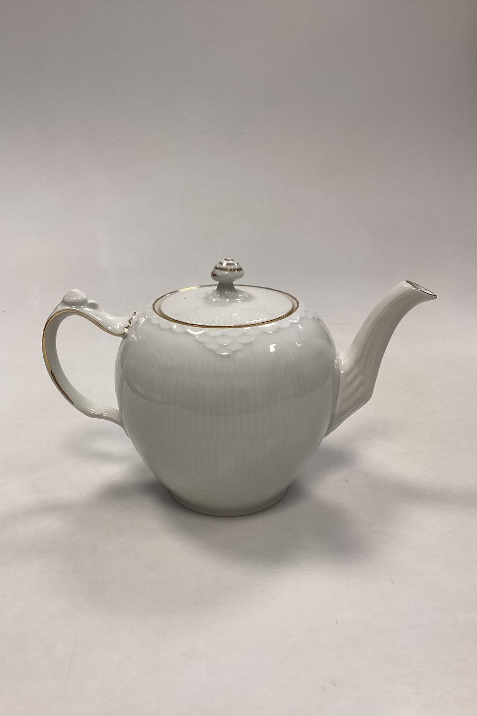 Danam Antik * Royal Copenhagen Tradition White Half Lace w. Gold Tea Pot  No. 611